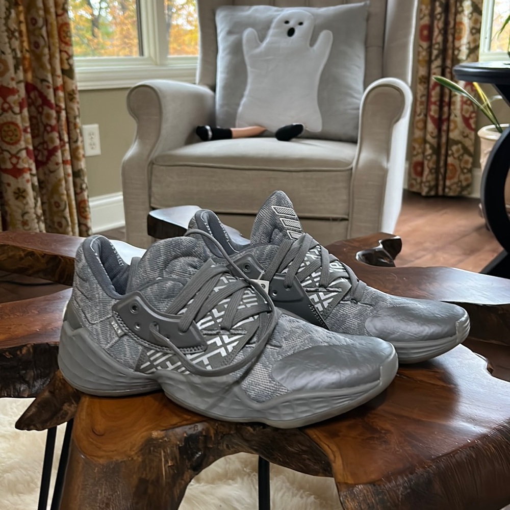 Harden Vol. 4 basketball shoes